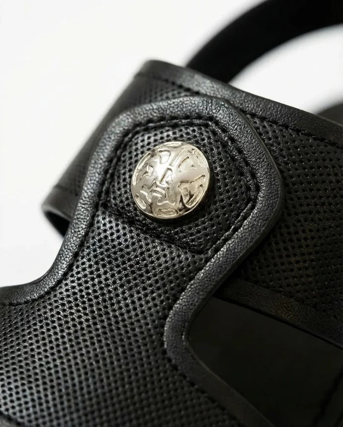 CGSC 26 Blck Y-Strap Sandals