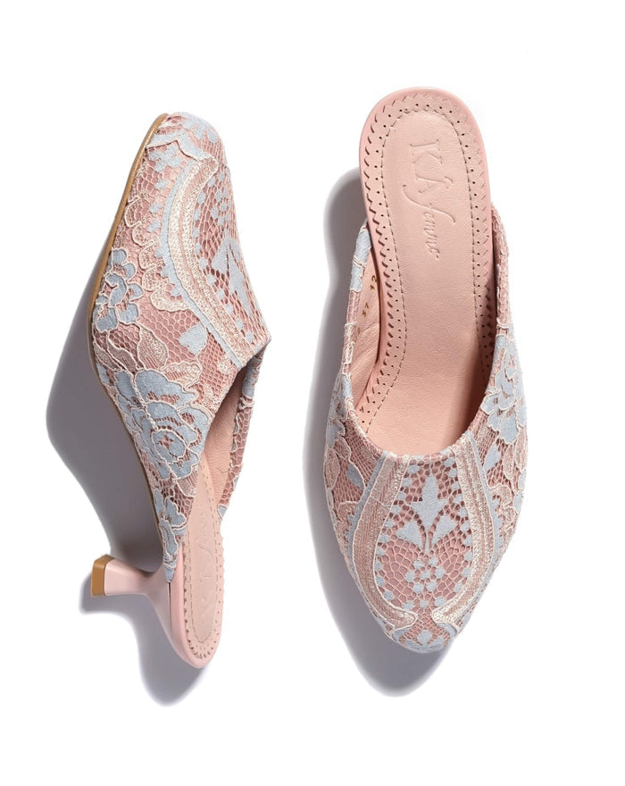 A static studio shot showing one shoe standing on its 5 cm heel and the other lying to highlight the heel form.
