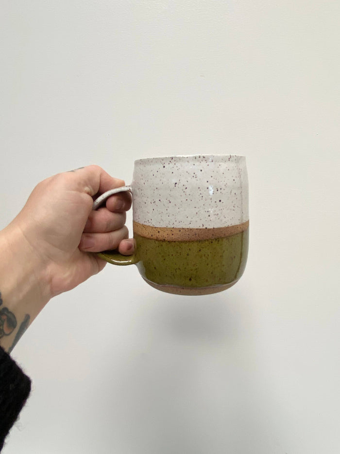 MUG: White / olive